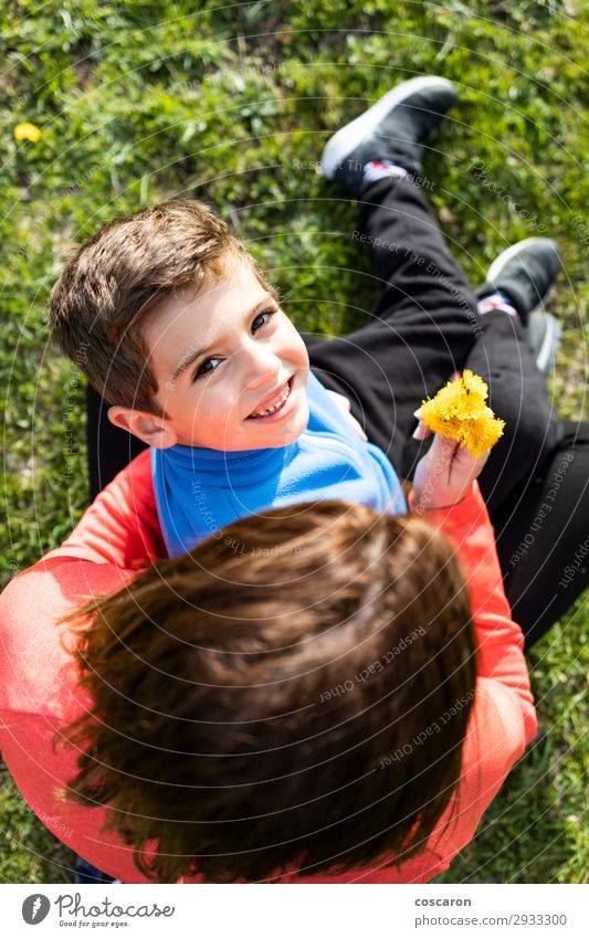 Sohn schenkt seiner Mutter einen Bund Wildblumen. Lifestyle Freude Glück schön Ferien & Urlaub & Reisen Sommer Sommerurlaub Berge u. Gebirge Muttertag Kind