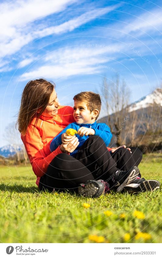 Sohn schenkt seiner Mutter einen Bund Wildblumen. Lifestyle Freude Glück schön Sommer Sommerurlaub Berge u. Gebirge Muttertag wandern Kind Mensch Kleinkind