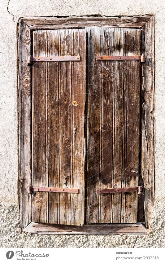 Altes rostiges Holzfenster in den Pyrenäen Ferien & Urlaub & Reisen Haus Dorf Kleinstadt Menschenleer Ruine Tor Gebäude Architektur Mauer Wand Fassade Fenster