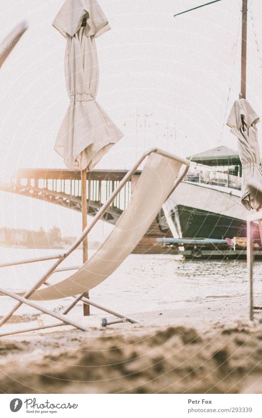 Summertime Sommer Sonne Sonnenbad Strand Küste Flussufer Segelschiff liegen sitzen Gedeckte Farben Außenaufnahme Sonnenlicht Sonnenstrahlen Sonnenaufgang