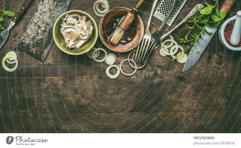 Küchenutensilien auf rustikalem Holzgrund mit frischer Würze, BBQ einfache Marinade, Draufsicht. Platz zum Kopieren. Utensilien hölzern Hintergrund Gewürz