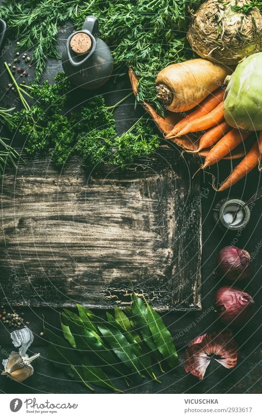 Wurzelgemüse.  Zutaten auf dunklem Küchentischhintergrund mit Kräutern und Gewürzen, Draufsicht. Vegetarisches Kochen Gemüse dunkel Tisch Hintergrund