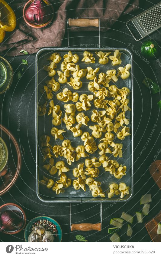 Selbstgemachte vegetarische Tortellini Lebensmittel Gemüse Teigwaren Backwaren Ernährung Mittagessen Bioprodukte Vegetarische Ernährung Diät Italienische Küche