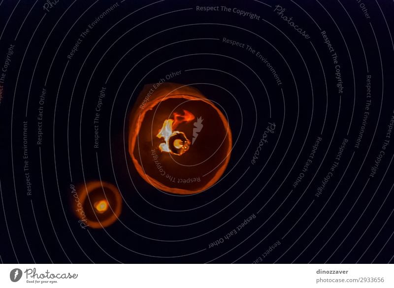Beleuchten Sie Laternen, die nachts in den Himmel fliegen. schön Ferien & Urlaub & Reisen Lampe Feste & Feiern Kunst Kultur Wolken Architektur Straße alt dunkel