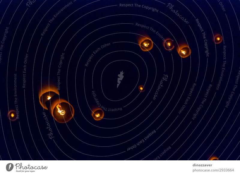 Beleuchten Sie Laternen, die nachts in den Himmel fliegen. schön Ferien & Urlaub & Reisen Lampe Feste & Feiern Kunst Kultur Wolken Architektur Straße alt dunkel