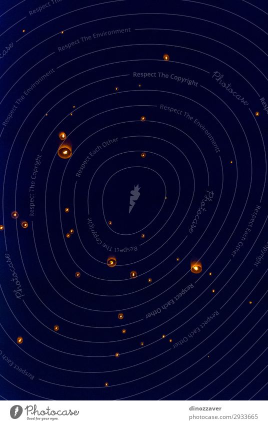 Beleuchten Sie Laternen, die nachts in den Himmel fliegen. schön Ferien & Urlaub & Reisen Lampe Feste & Feiern Kunst Kultur Wolken Architektur Straße alt dunkel