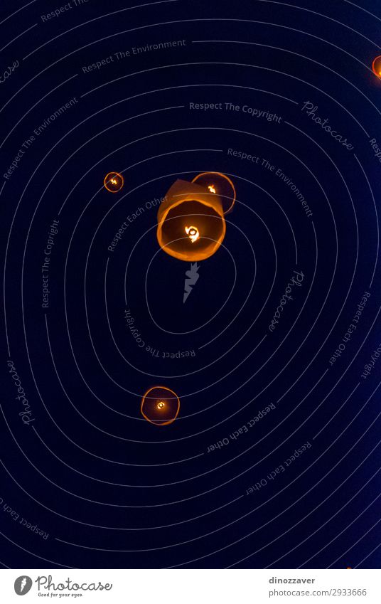 Beleuchten Sie Laternen, die nachts in den Himmel fliegen. schön Ferien & Urlaub & Reisen Lampe Feste & Feiern Kunst Kultur Wolken Architektur Straße alt dunkel