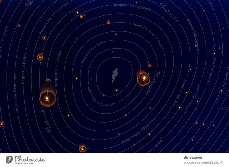 Beleuchten Sie Laternen, die nachts in den Himmel fliegen. schön Ferien & Urlaub & Reisen Lampe Feste & Feiern Kunst Kultur Wolken Architektur Straße alt dunkel