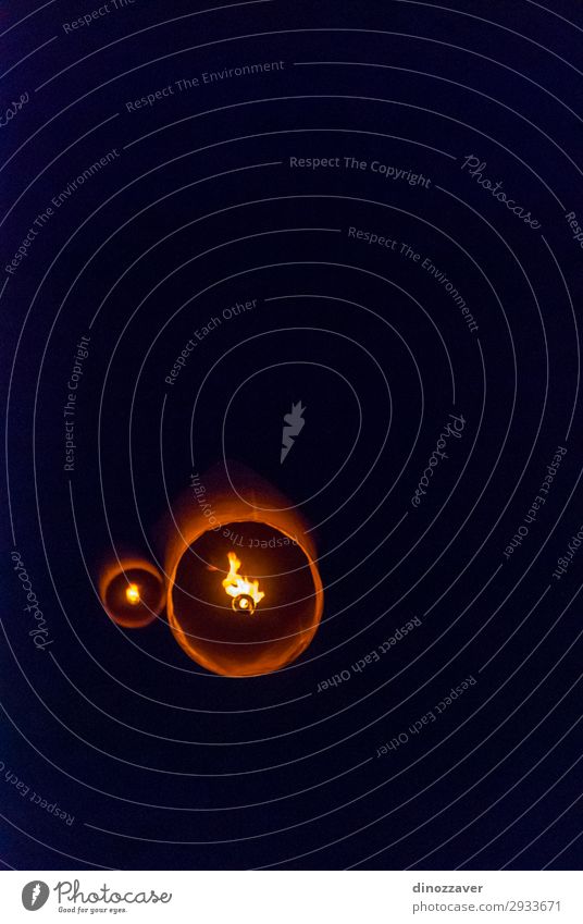 Beleuchten Sie Laternen, die nachts in den Himmel fliegen. schön Ferien & Urlaub & Reisen Lampe Feste & Feiern Kunst Kultur Wolken Architektur Straße alt dunkel