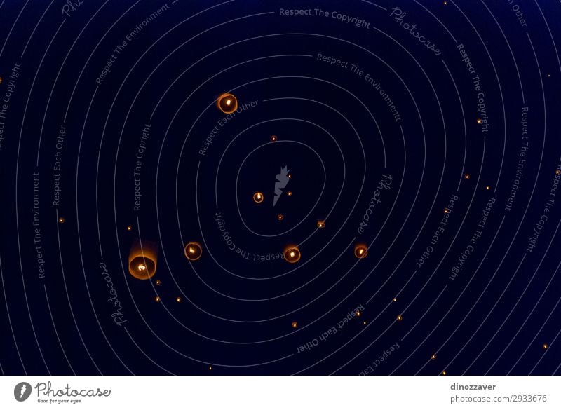 Beleuchten Sie Laternen, die nachts in den Himmel fliegen. schön Ferien & Urlaub & Reisen Lampe Feste & Feiern Kunst Kultur Wolken Architektur Straße alt dunkel