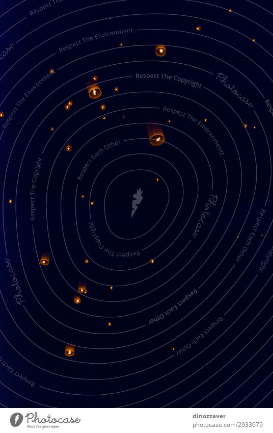 Beleuchten Sie Laternen, die nachts in den Himmel fliegen. schön Ferien & Urlaub & Reisen Lampe Feste & Feiern Kunst Kultur Wolken Architektur Straße alt dunkel