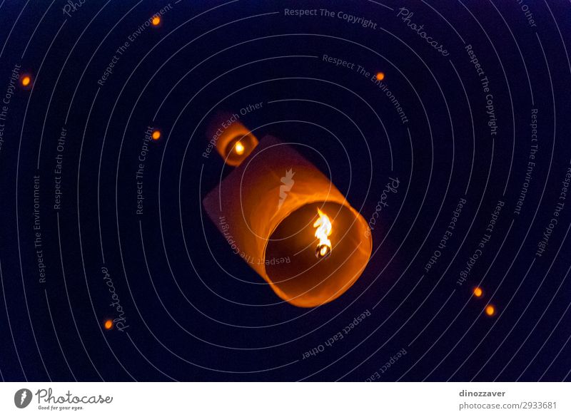 Beleuchten Sie Laternen, die nachts in den Himmel fliegen. schön Ferien & Urlaub & Reisen Lampe Feste & Feiern Kunst Kultur Wolken Architektur Straße alt dunkel