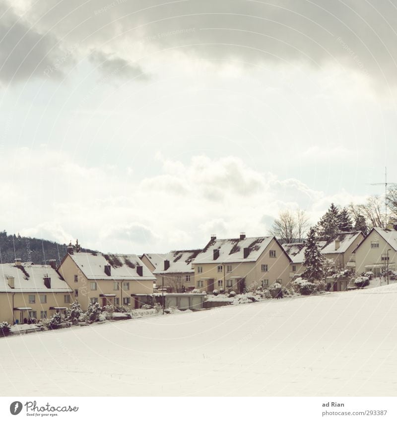 Lebens(t)raum Umwelt Landschaft Wolken Horizont Winter Klima Schönes Wetter schlechtes Wetter Wind Nebel Schnee Wald Hügel Dorf Stadtrand Skyline Menschenleer