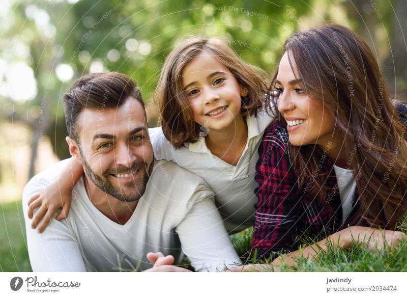 Glückliche junge Familie in einem Stadtpark Lifestyle Freude schön Sommer Kind Mensch Mädchen Junge Frau Jugendliche Junger Mann Erwachsene Eltern Mutter Vater