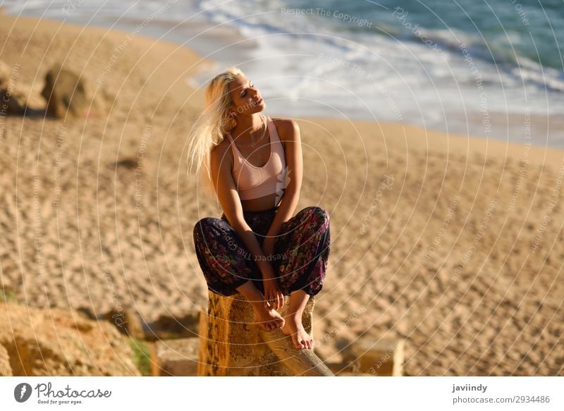 Frau genießt den Sonnenuntergang an einem schönen Strand. Lifestyle Glück Körper Leben Erholung Meditation Freizeit & Hobby Ferien & Urlaub & Reisen Freiheit