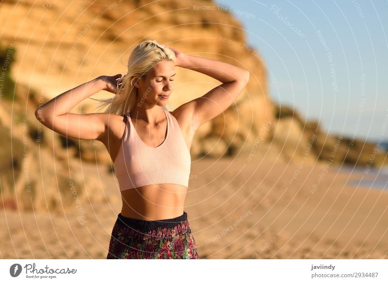 Frau genießt den Sonnenuntergang an einem schönen Strand. Lifestyle Glück Körper Leben Erholung Meditation Freizeit & Hobby Ferien & Urlaub & Reisen Freiheit