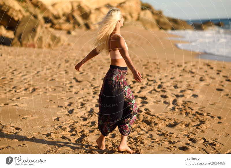 Frau genießt den Sonnenuntergang an einem schönen Strand. Lifestyle Glück Körper Leben Erholung Freizeit & Hobby Ferien & Urlaub & Reisen Freiheit Sommer Meer