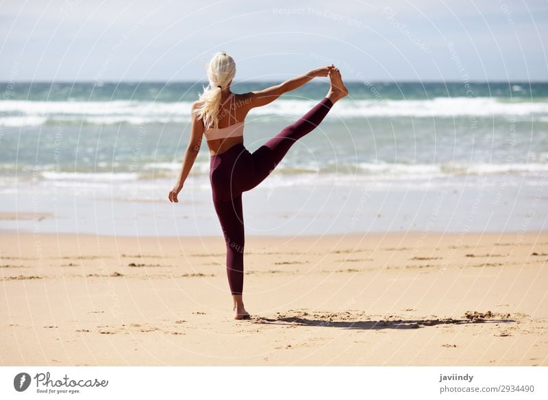 Kaukasische blonde Frau, die Yoga am Strand praktiziert. Lifestyle schön Körper Leben harmonisch Erholung Meditation Sommer Meer Sport Mensch feminin Junge Frau