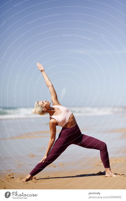 Kaukasische blonde Frau, die Yoga am Strand praktiziert. Lifestyle schön Körper Leben harmonisch Erholung Meditation Sommer Meer Sport Mensch feminin Junge Frau