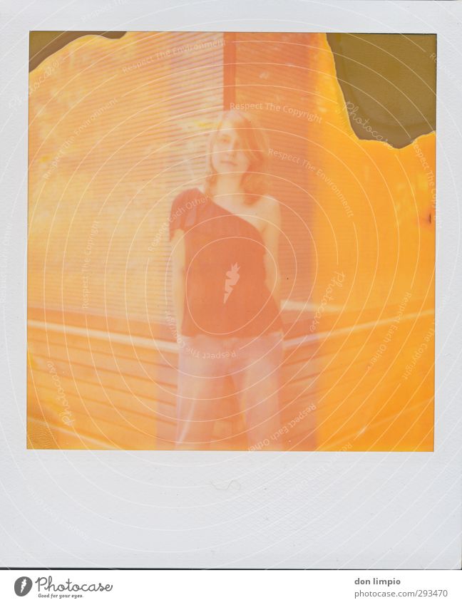 girl on polaroid feminin Junge Frau Jugendliche Körper 1 Mensch Sommer Gebäude Mode stehen blond Coolness eckig schön nah modern retro Wärme orange Gelassenheit