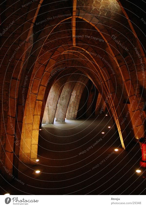 Dachstuhl Jugendstil Casa Milà - La Pedrera Haus Architektur Gaudi Bogen Gang Lichtschein Lichteinfall rund Steinblock Menschenleer dunkel