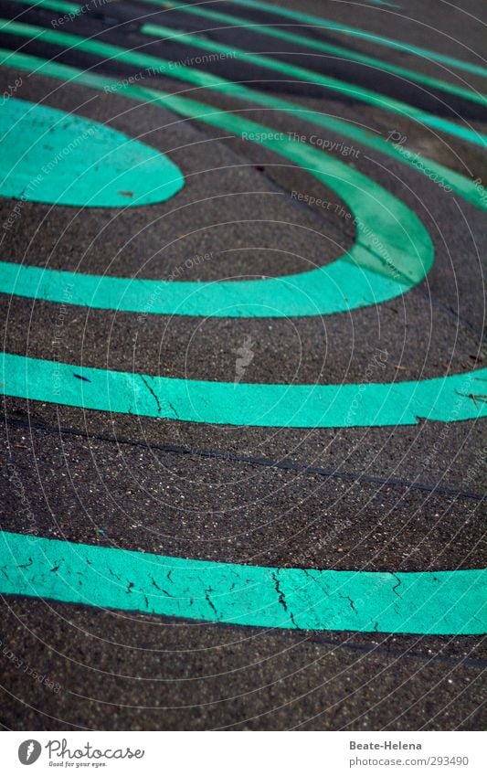 Round and round it goes Ausflug Stadt Verkehrswege Straße Straßenkreuzung Stein Zeichen Schilder & Markierungen Bewegung drehen fahren springen ästhetisch