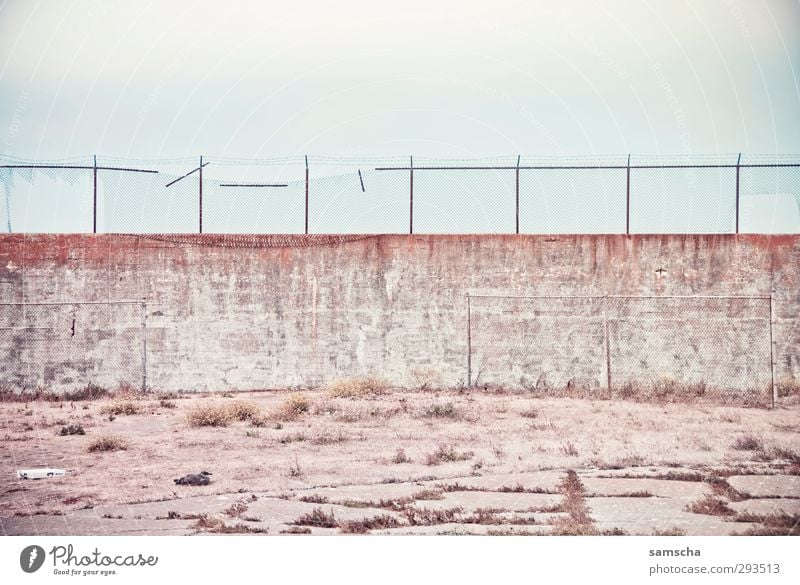 eingesperrt Mauer Wand alt Mauerreste Mauerstein Mauerstreifen Stein steinig Steinmauer Steinwand Justizvollzugsanstalt Innenhof gefangen eingeschlossen