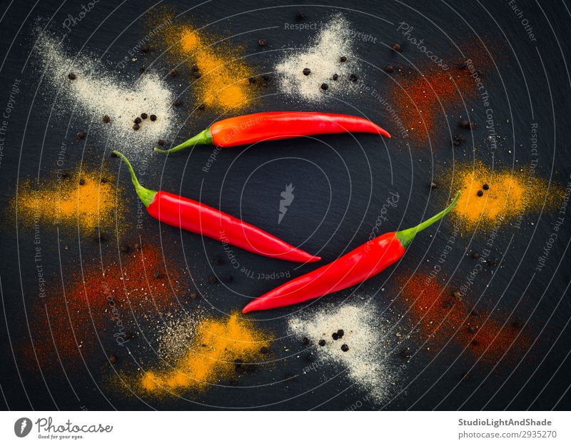 Peperonigewürz auf dunklem Hintergrund Gemüse Kräuter & Gewürze Essen Vegetarische Ernährung Gesunde Ernährung dunkel heiß kalt natürlich grün rot schwarz weiß
