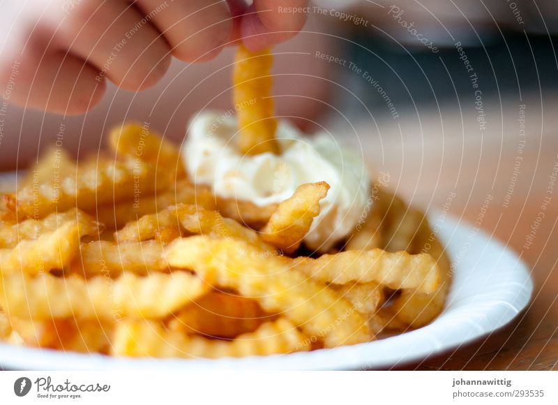 und tief eintauchen.. Ernährung Essen Teller fest Fröhlichkeit Glück heiß lecker saftig Leidenschaft trösten deutsche Küche Fastfood Pommes frites Mayonnaise