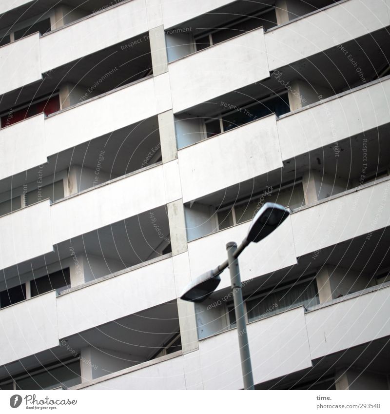 Kleinster gemeinsamer Nenner Straßenbeleuchtung Stadtzentrum Hochhaus Mauer Wand Fassade Balkon Fenster Etage Beton Metall eckig kalt trashig Macht