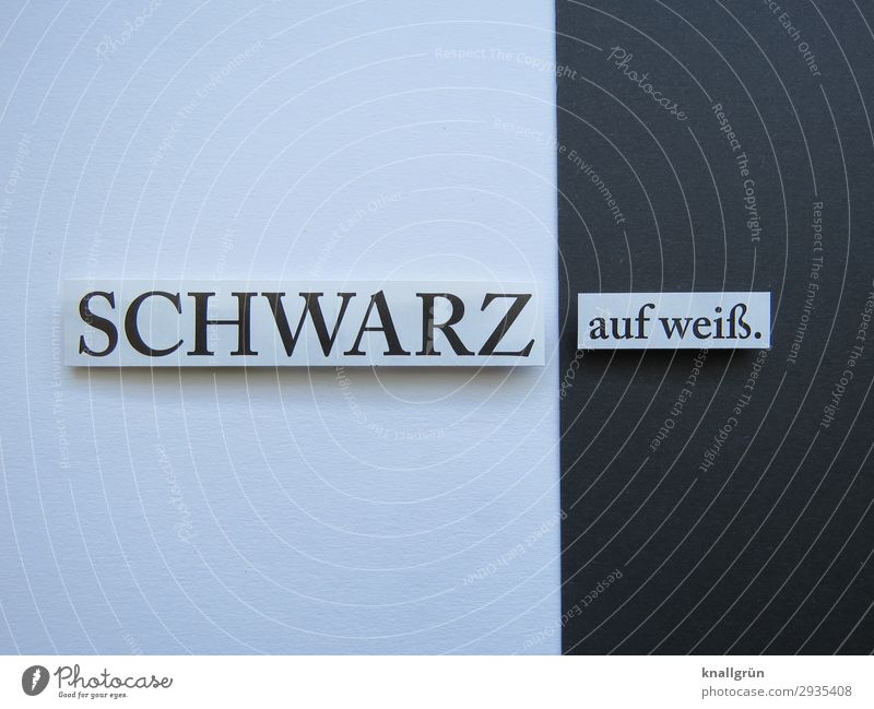 SCHWARZ auf weiß. Schriftzeichen Schilder & Markierungen Kommunizieren schwarz Klarheit Tatsache schwarz auf weiß Beweis Fakt Schwarzweißfoto Studioaufnahme