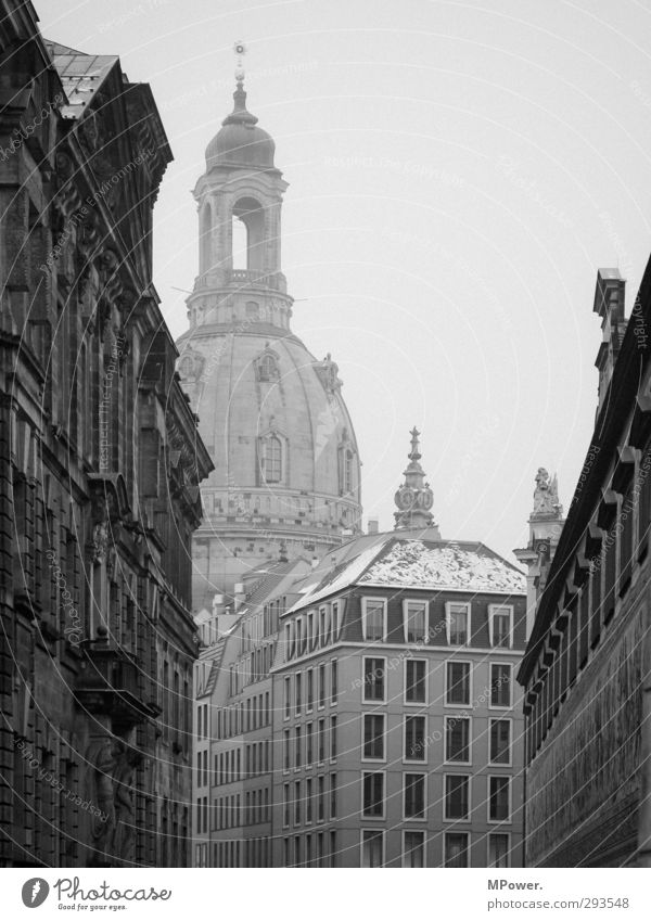 grande dame II Sightseeing Winter Schnee Haus Himmel Nebel Schneefall Hauptstadt Altstadt Kirche Dach Sehenswürdigkeit Wahrzeichen Denkmal Engel alt Spitze