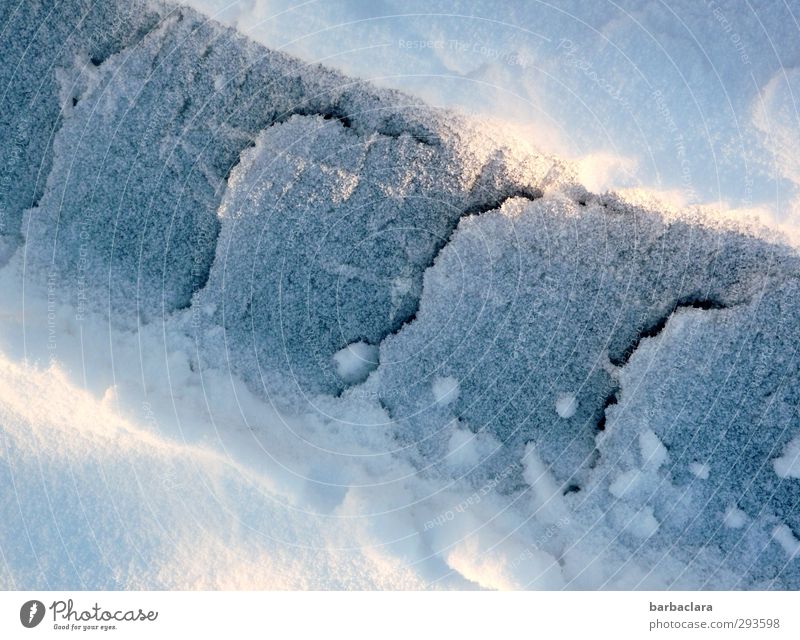 Schneeraupe Natur Urelemente Sonne Winter Wege & Pfade Fahrzeugspuren Linie Streifen Spuren leuchten liegen hell kalt blau weiß ästhetisch Surrealismus Umwelt