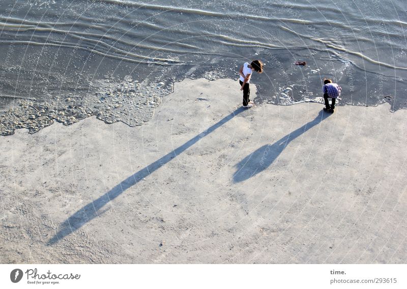 Abends am Strand Mädchen Junge 2 Mensch Umwelt Wasser Herbst Schönes Wetter Küste Bucht Wellen Wellenform beobachten Spielen Neugier Bewegung Partnerschaft