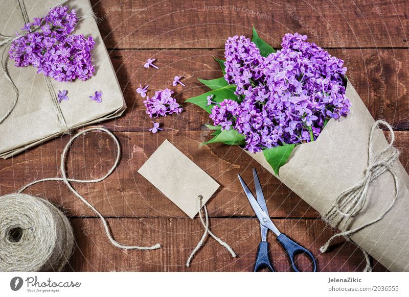 Geschenk und Strauß von Flieder auf einem Holztisch schön Dekoration & Verzierung Tisch Feste & Feiern Valentinstag Muttertag Ostern Hochzeit Geburtstag