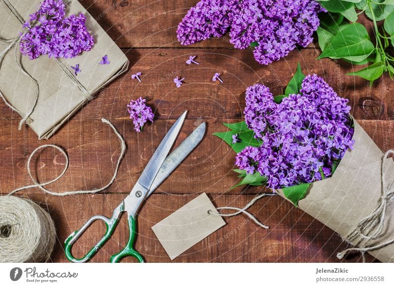 Geschenk und Strauß von Flieder auf einem Holztisch schön Dekoration & Verzierung Tisch Feste & Feiern Valentinstag Muttertag Ostern Hochzeit Geburtstag