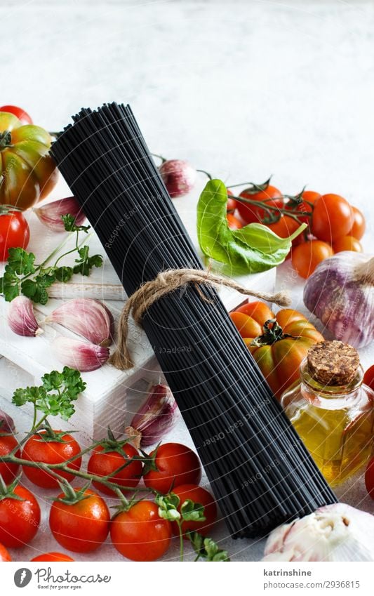 Nudeln mit Tintenfischtinte und Gemüse modern grün rot schwarz weiß Tintenfarbstoff Spaghetti Italienisch Spätzle Tomate Kirschtomaten Zutaten Basilikum