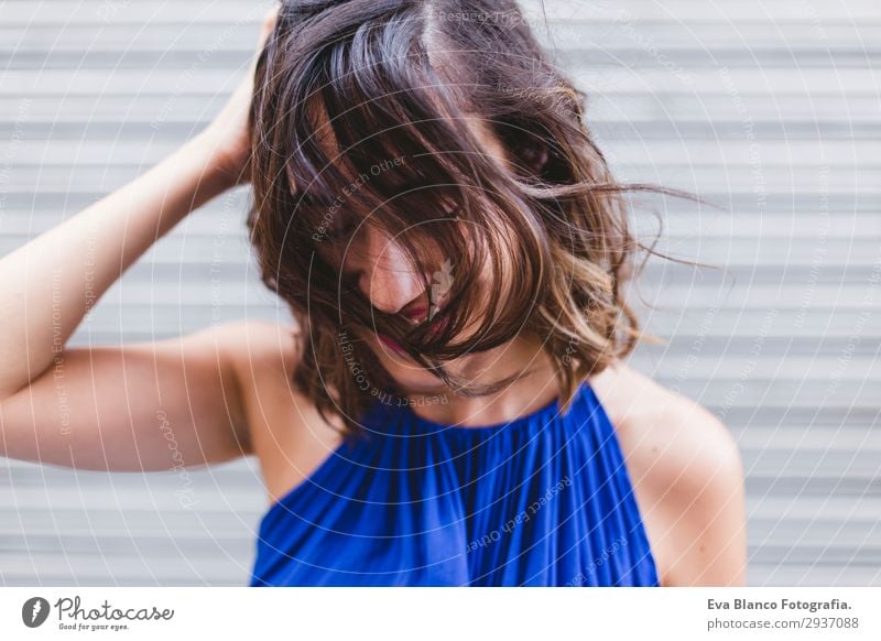 junge schöne Frau lächelnd und spielend mit Haaren Lifestyle Stil Glück ruhig Spielen Sommer Sonne Mensch feminin Junge Frau Jugendliche Erwachsene 1