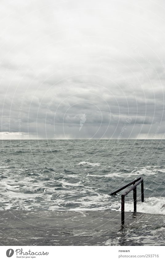 Forty foot Natur Himmel Wolken schlechtes Wetter Unwetter Nebel Wellen Küste Meer dunkel kalt Schwimmen & Baden grau Geländer Beton Horizont Wasser Dublin