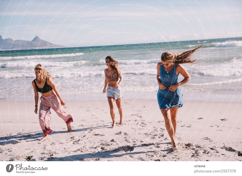 Freunde, die im Urlaub gemeinsam am Strand spazieren gehen. Freude Ferien & Urlaub & Reisen Sommer Meer Wellen Freundschaft Zusammensein laufen Kapstadt