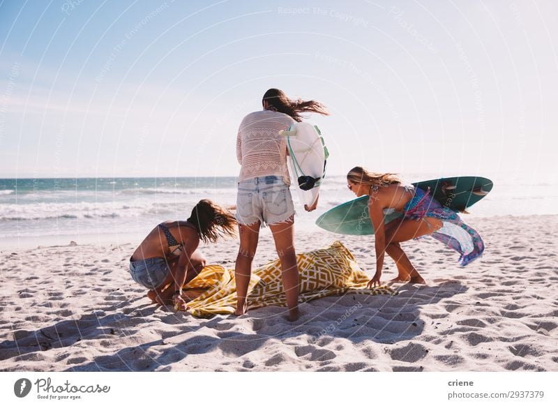 Freunde, die am Strand abhängen und den Sommerurlaub genießen. Lifestyle Freude Freizeit & Hobby Ferien & Urlaub & Reisen Freundschaft Sand Fröhlichkeit