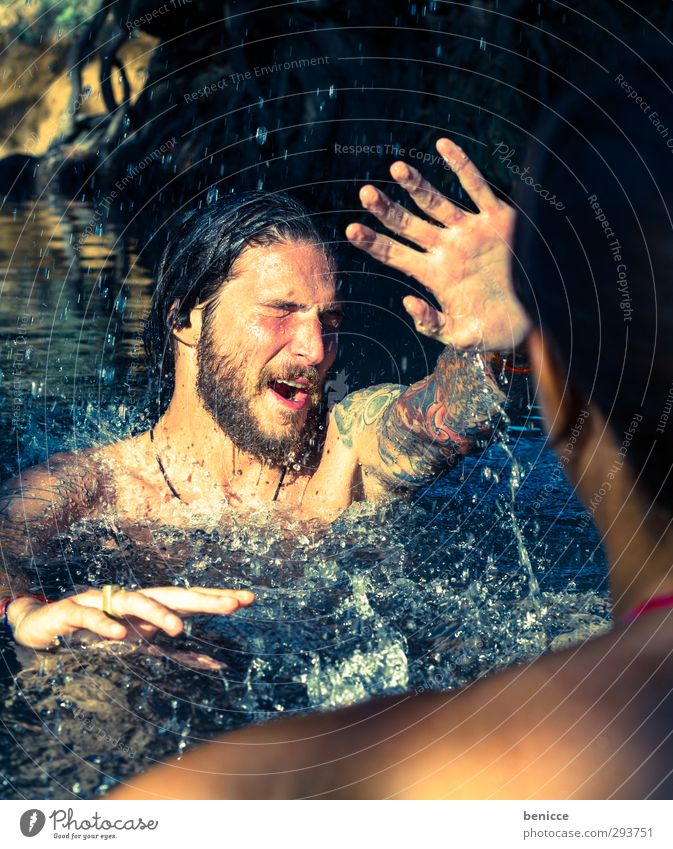 wie unfreundlich Paar paarweise Liebespaar Ehepaar Mann Frau Wasser Sommer Schwimmen & Baden Im Wasser treiben Freude lustig Humor spritzen Spielen lachen