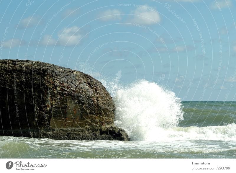 Kopfball! Ferien & Urlaub & Reisen Sommer Strand Umwelt Natur Urelemente Luft Wasser Himmel Wolken Wellen Küste Nordsee Dänemark Beton einfach frisch blau weiß