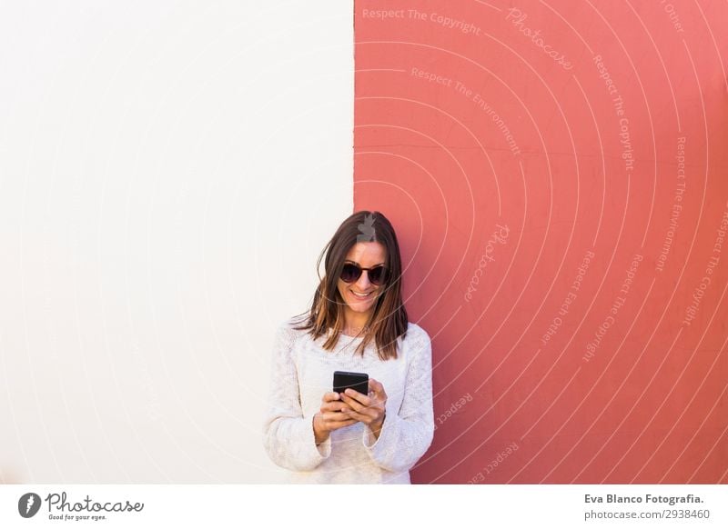 schöne junge Frau mit Handy und Lächeln Lifestyle Glück Gesicht Sommer Arbeit & Erwerbstätigkeit Beruf Telefon PDA Technik & Technologie Mensch feminin