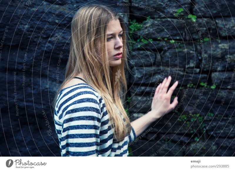 Wind. feminin Junge Frau Jugendliche 1 Mensch 18-30 Jahre Erwachsene blond dunkel schön Farbfoto Außenaufnahme Tag Porträt Profil Blick nach vorn