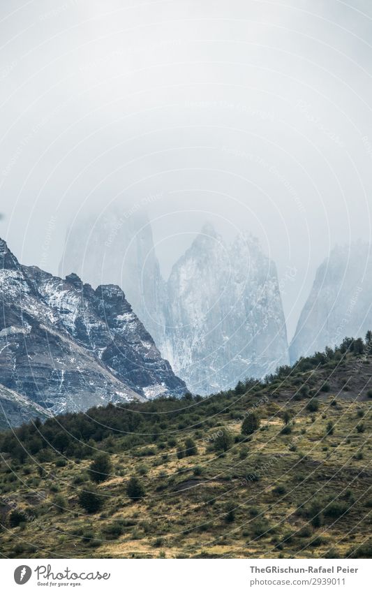 Torres del Paine Umwelt Natur Landschaft blau grau grün schwarz weiß Steppe Berge u. Gebirge Torres del  Paine Gipfel Schnee Wolken trist kalt Wind Patagonien