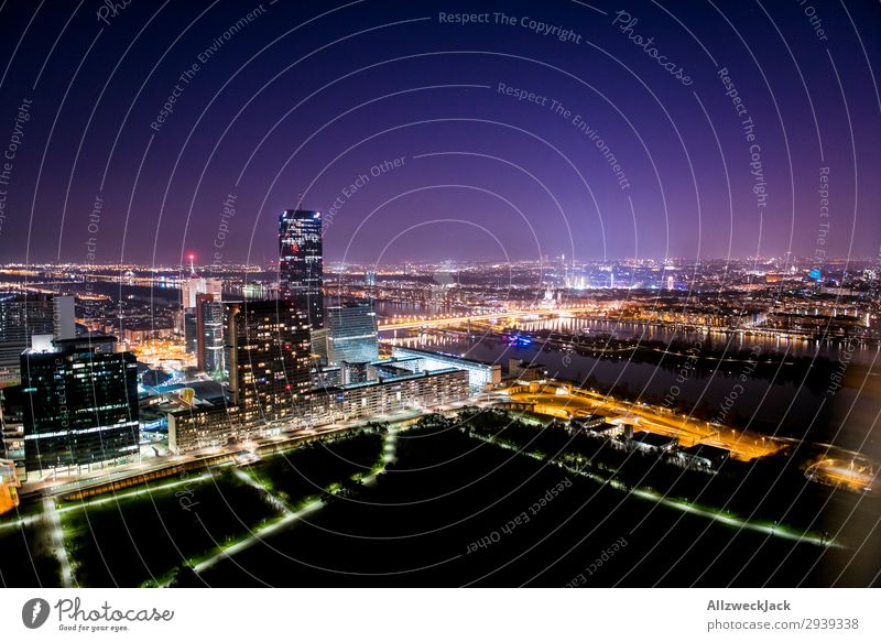 Wien bei Nacht 1 Europa Österreich Donau Donauturm Menschenleer Nachtaufnahme Abend dunkel Großstadt Licht Beleuchtung leuchten Sightseeing Städtereise Aussicht