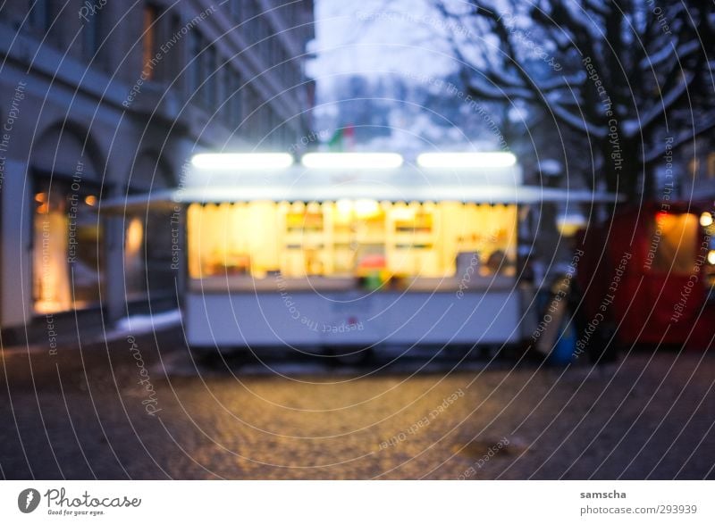 Imbiss Ernährung Fastfood Gastronomie Kleinstadt Stadt Stadtzentrum Fußgängerzone Marktplatz Essen kaufen dunkel kalt Standort Buden u. Stände Abenddämmerung