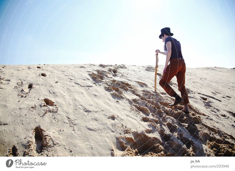 Aufstieg Ausflug Abenteuer Freiheit Strand wandern Sand Wolkenloser Himmel Sonne Dürre Düne Zukunftsangst Einsamkeit Erwartung Perspektive Überraschung