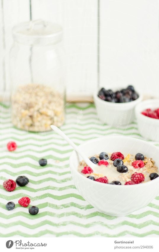 Fruchtiges Frühstück Lebensmittel Ernährung Bioprodukte Vegetarische Ernährung Slowfood Schalen & Schüsseln Löffel frisch Gesundheit lecker Foodfotografie